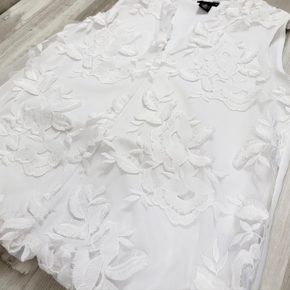 Liz Claiborne Career White Floral Lace Sleeveless Deep VNeck Blouse Size Medium - Picture 13 of 16